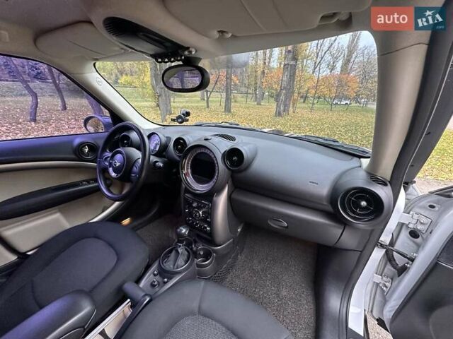 Белый Мини Кантримен, объемом двигателя 2 л и пробегом 185 тыс. км за 12250 $, фото 43 на Automoto.ua