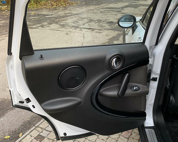 Белый Мини Кантримен, объемом двигателя 1.6 л и пробегом 155 тыс. км за 10800 $, фото 18 на Automoto.ua