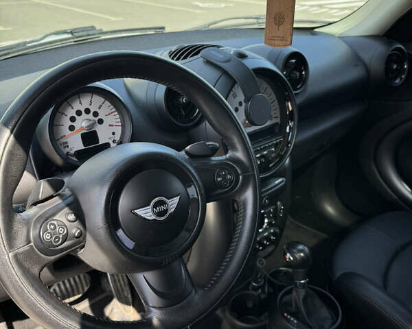 Білий Міні Кантрімен, об'ємом двигуна 1.6 л та пробігом 188 тис. км за 11000 $, фото 17 на Automoto.ua