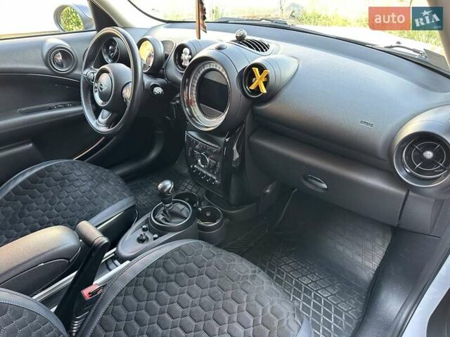 Білий Міні Кантрімен, об'ємом двигуна 2 л та пробігом 140 тис. км за 16500 $, фото 10 на Automoto.ua