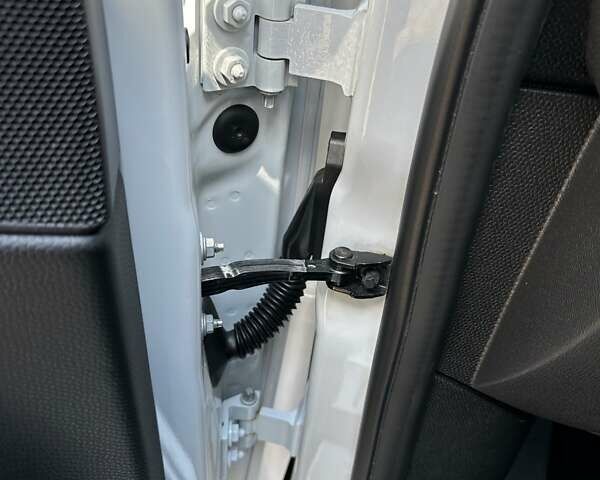 Білий Міні Кантрімен, об'ємом двигуна 2 л та пробігом 140 тис. км за 16500 $, фото 8 на Automoto.ua