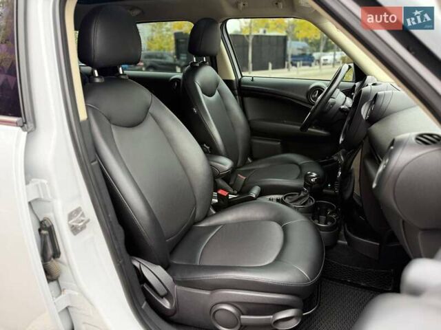 Белый Мини Кантримен, объемом двигателя 1.6 л и пробегом 107 тыс. км за 11490 $, фото 12 на Automoto.ua