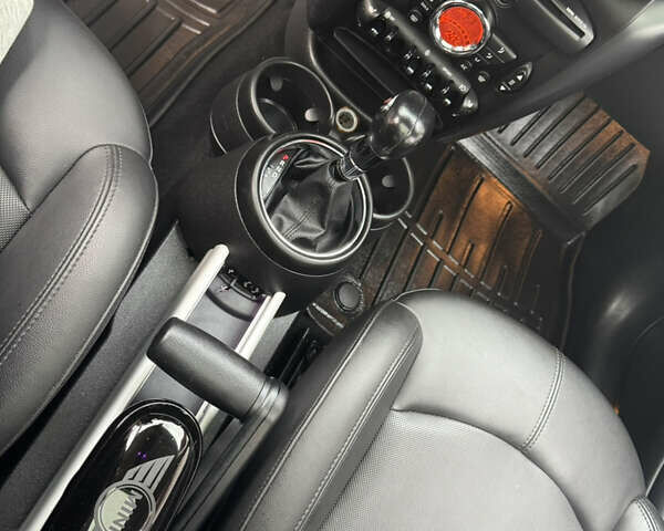 Червоний Міні Кантрімен, об'ємом двигуна 1.6 л та пробігом 134 тис. км за 10300 $, фото 6 на Automoto.ua