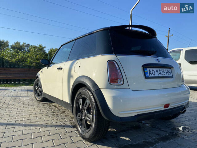 Белый Мини Hatch, объемом двигателя 1.6 л и пробегом 169 тыс. км за 4500 $, фото 2 на Automoto.ua