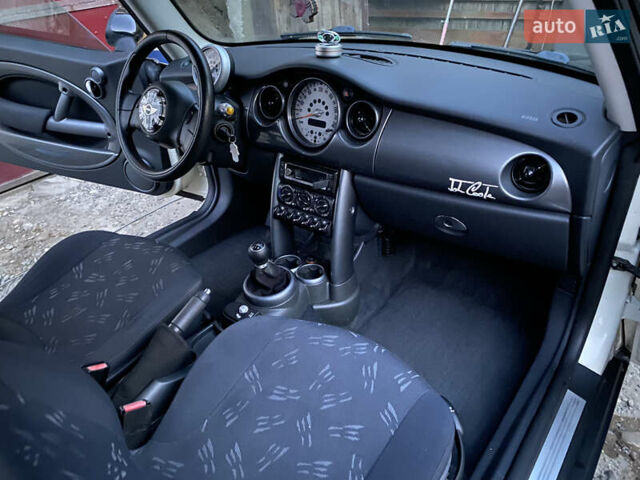 Белый Мини Hatch, объемом двигателя 1.6 л и пробегом 169 тыс. км за 4500 $, фото 10 на Automoto.ua