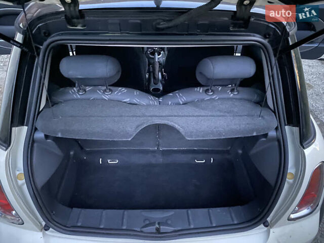Белый Мини Hatch, объемом двигателя 1.6 л и пробегом 169 тыс. км за 4500 $, фото 17 на Automoto.ua