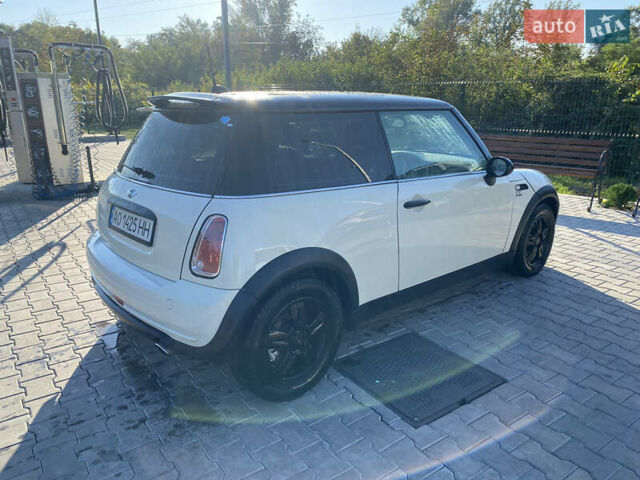 Белый Мини Hatch, объемом двигателя 1.6 л и пробегом 169 тыс. км за 4500 $, фото 4 на Automoto.ua