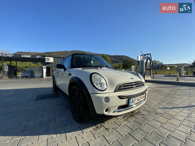 Белый Мини Hatch, объемом двигателя 1.6 л и пробегом 169 тыс. км за 4500 $, фото 6 на Automoto.ua