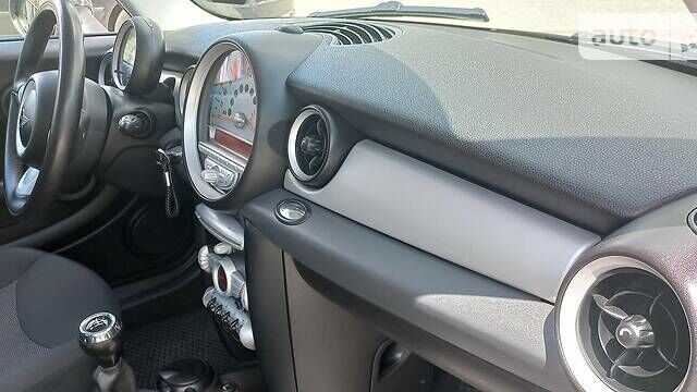 Белый Мини Hatch, объемом двигателя 1.6 л и пробегом 178 тыс. км за 6499 $, фото 14 на Automoto.ua