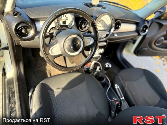 Белый Мини Hatch, объемом двигателя 1.6 л и пробегом 193 тыс. км за 6300 $, фото 7 на Automoto.ua