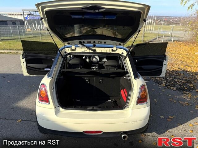 Белый Мини Hatch, объемом двигателя 1.6 л и пробегом 193 тыс. км за 6300 $, фото 9 на Automoto.ua