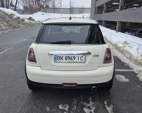 Белый Мини Hatch, объемом двигателя 1.4 л и пробегом 138 тыс. км за 5500 $, фото 6 на Automoto.ua