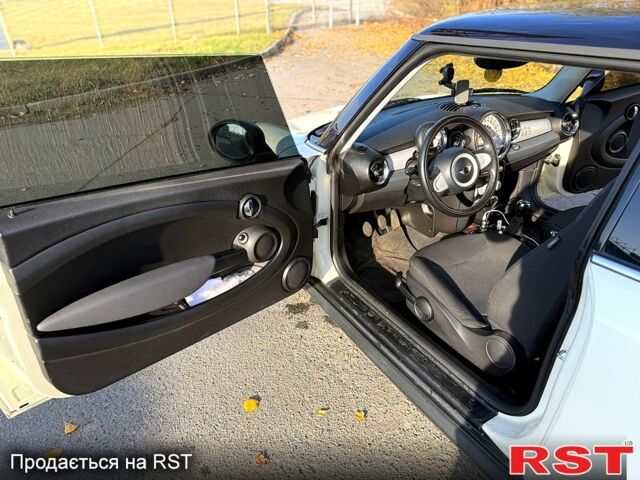 Белый Мини Hatch, объемом двигателя 1.6 л и пробегом 193 тыс. км за 6300 $, фото 6 на Automoto.ua