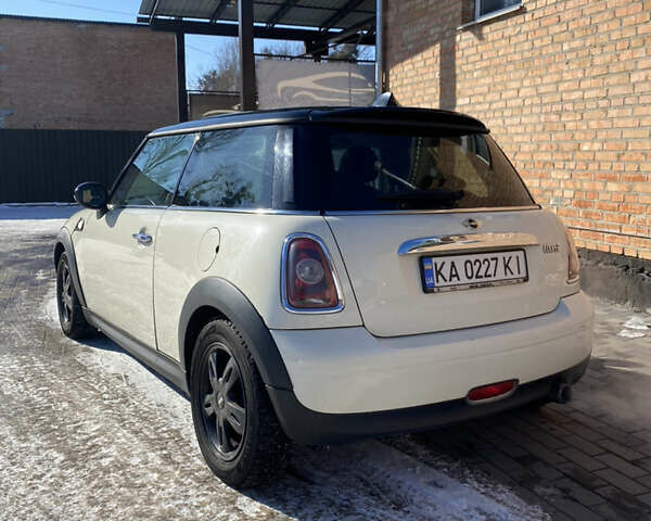 Белый Мини Hatch, объемом двигателя 1.6 л и пробегом 249 тыс. км за 4100 $, фото 1 на Automoto.ua
