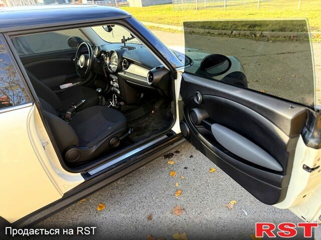 Белый Мини Hatch, объемом двигателя 1.6 л и пробегом 193 тыс. км за 6300 $, фото 4 на Automoto.ua