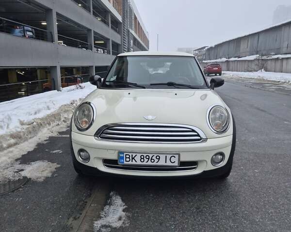 Белый Мини Hatch, объемом двигателя 1.4 л и пробегом 138 тыс. км за 5500 $, фото 1 на Automoto.ua