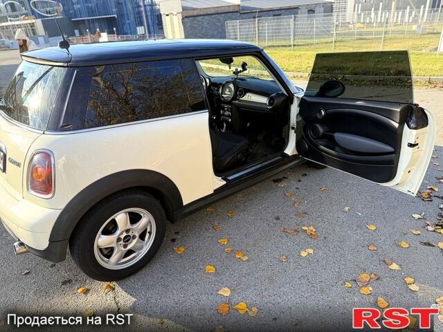 Белый Мини Hatch, объемом двигателя 1.6 л и пробегом 193 тыс. км за 6300 $, фото 5 на Automoto.ua