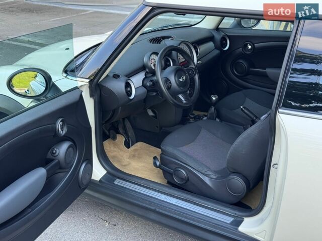 Белый Мини Hatch, объемом двигателя 1.6 л и пробегом 263 тыс. км за 4990 $, фото 28 на Automoto.ua
