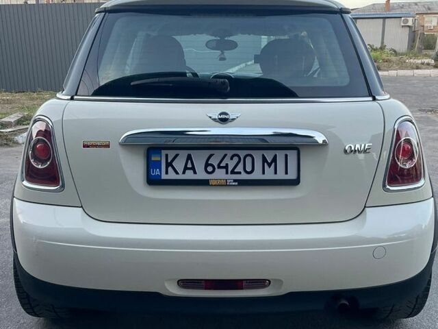 Белый Мини Hatch, объемом двигателя 1.6 л и пробегом 265 тыс. км за 4850 $, фото 6 на Automoto.ua