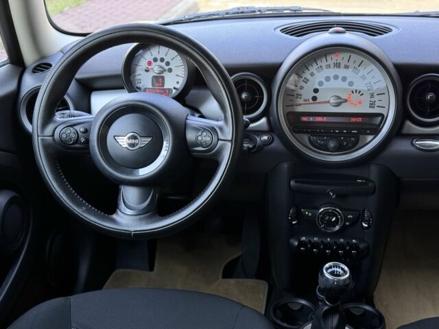 Белый Мини Hatch, объемом двигателя 1.6 л и пробегом 263 тыс. км за 5500 $, фото 11 на Automoto.ua
