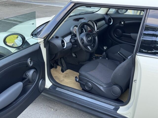 Белый Мини Hatch, объемом двигателя 1.6 л и пробегом 263 тыс. км за 5500 $, фото 16 на Automoto.ua