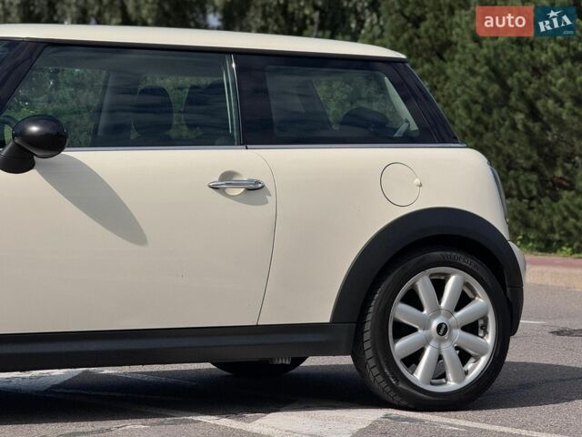 Белый Мини Hatch, объемом двигателя 1.6 л и пробегом 263 тыс. км за 4990 $, фото 10 на Automoto.ua