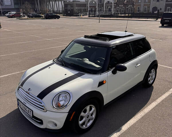 Белый Мини Hatch, объемом двигателя 1.6 л и пробегом 174 тыс. км за 8400 $, фото 5 на Automoto.ua