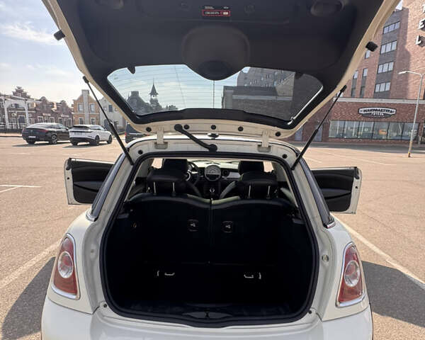 Белый Мини Hatch, объемом двигателя 1.6 л и пробегом 174 тыс. км за 8400 $, фото 25 на Automoto.ua