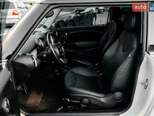 Белый Мини Hatch, объемом двигателя 1.6 л и пробегом 243 тыс. км за 6500 $, фото 15 на Automoto.ua