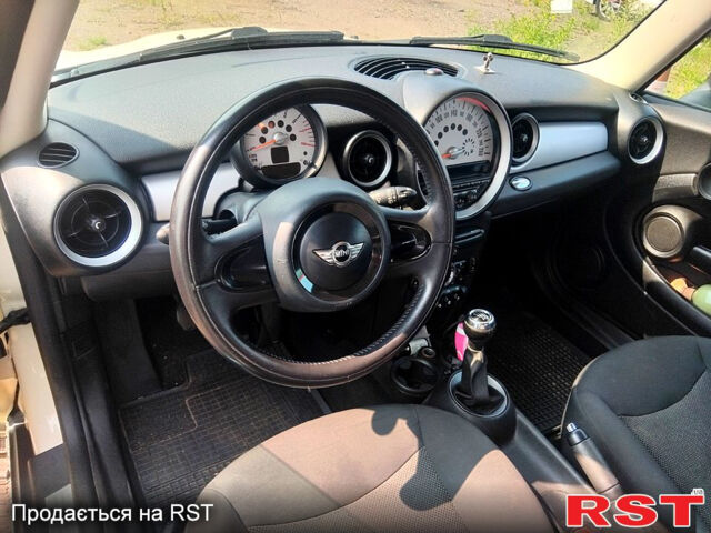Белый Мини Hatch, объемом двигателя 1.6 л и пробегом 221 тыс. км за 6300 $, фото 10 на Automoto.ua