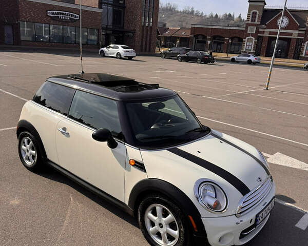 Белый Мини Hatch, объемом двигателя 1.6 л и пробегом 174 тыс. км за 8400 $, фото 6 на Automoto.ua