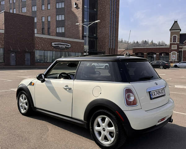 Белый Мини Hatch, объемом двигателя 1.6 л и пробегом 174 тыс. км за 8400 $, фото 4 на Automoto.ua