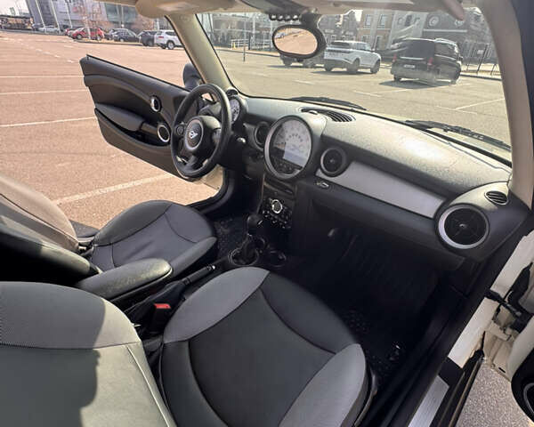 Белый Мини Hatch, объемом двигателя 1.6 л и пробегом 174 тыс. км за 8400 $, фото 12 на Automoto.ua