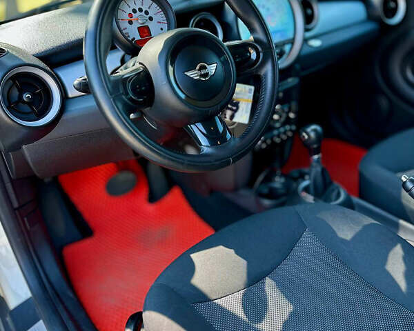 Белый Мини Hatch, объемом двигателя 1.6 л и пробегом 132 тыс. км за 9000 $, фото 9 на Automoto.ua