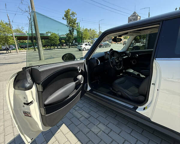 Белый Мини Hatch, объемом двигателя 1.6 л и пробегом 133 тыс. км за 8000 $, фото 17 на Automoto.ua