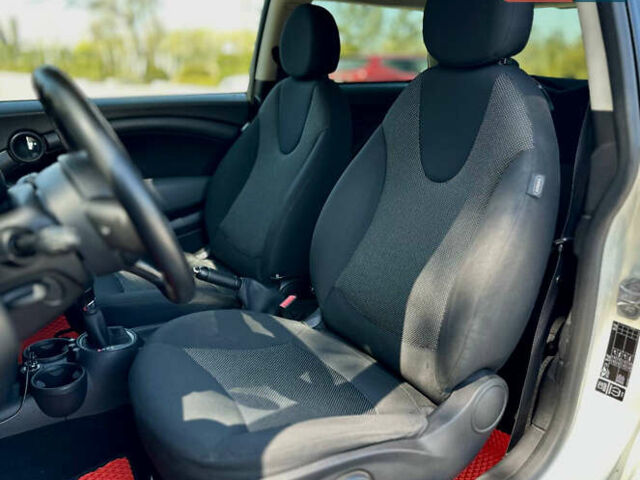 Белый Мини Hatch, объемом двигателя 1.6 л и пробегом 132 тыс. км за 9000 $, фото 12 на Automoto.ua