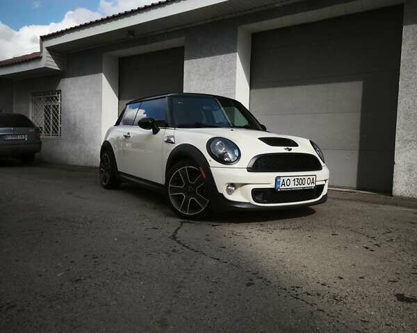 Белый Мини Hatch, объемом двигателя 1.6 л и пробегом 152 тыс. км за 8200 $, фото 1 на Automoto.ua