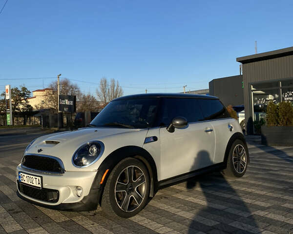 Белый Мини Hatch, объемом двигателя 1.6 л и пробегом 230 тыс. км за 8200 $, фото 5 на Automoto.ua