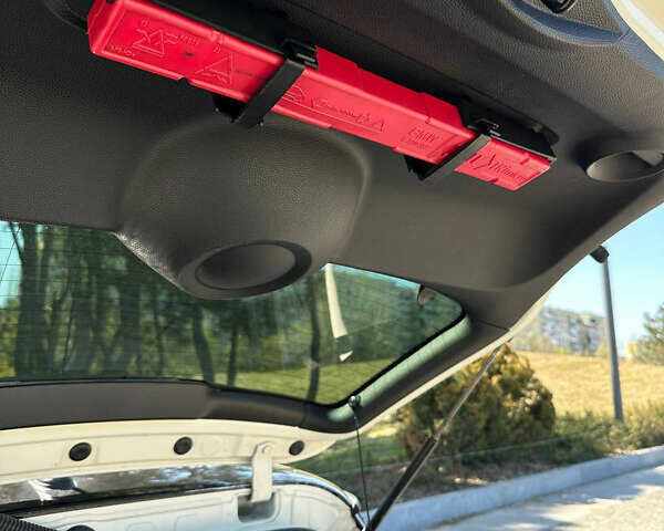Белый Мини Hatch, объемом двигателя 1.6 л и пробегом 132 тыс. км за 9000 $, фото 24 на Automoto.ua
