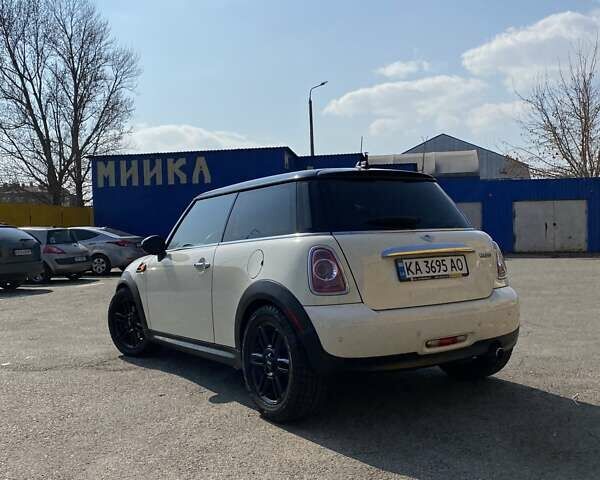 Белый Мини Hatch, объемом двигателя 1.6 л и пробегом 153 тыс. км за 8900 $, фото 2 на Automoto.ua