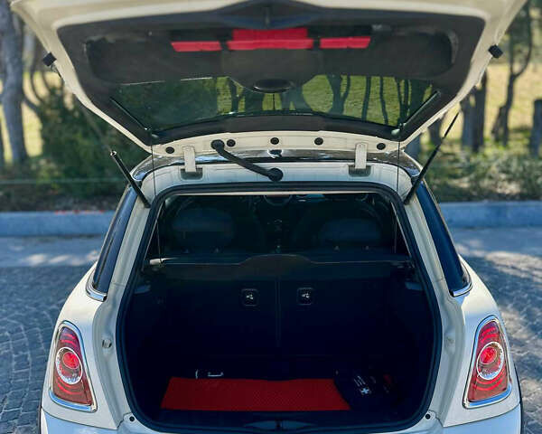Белый Мини Hatch, объемом двигателя 1.6 л и пробегом 132 тыс. км за 9000 $, фото 23 на Automoto.ua