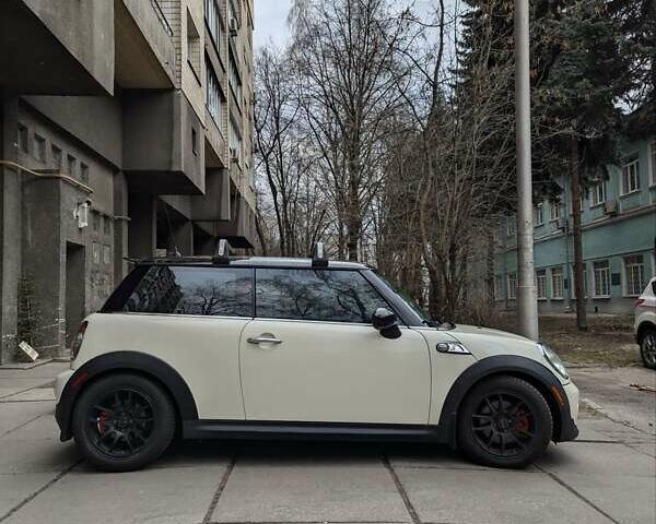 Белый Мини Hatch, объемом двигателя 1.6 л и пробегом 240 тыс. км за 8900 $, фото 11 на Automoto.ua