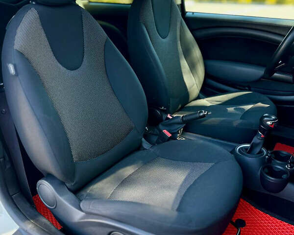 Белый Мини Hatch, объемом двигателя 1.6 л и пробегом 132 тыс. км за 9000 $, фото 18 на Automoto.ua