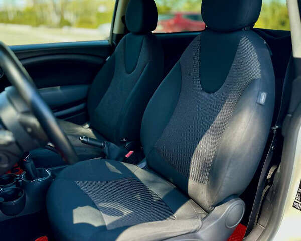Белый Мини Hatch, объемом двигателя 1.6 л и пробегом 132 тыс. км за 9000 $, фото 13 на Automoto.ua