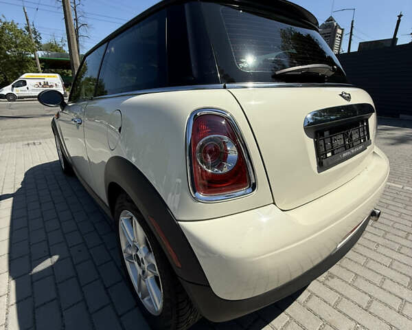 Белый Мини Hatch, объемом двигателя 1.6 л и пробегом 133 тыс. км за 8000 $, фото 15 на Automoto.ua