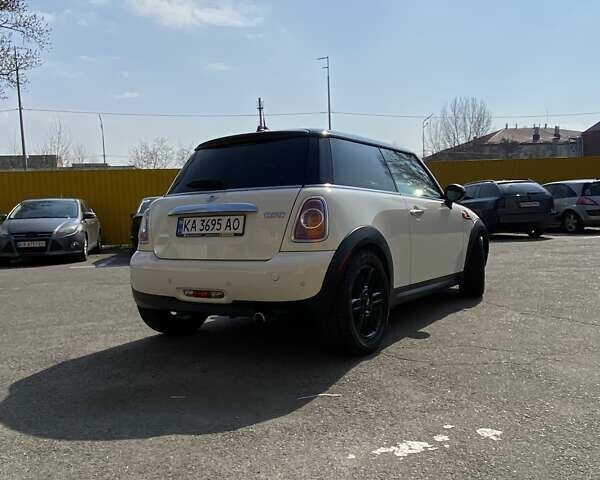 Белый Мини Hatch, объемом двигателя 1.6 л и пробегом 153 тыс. км за 8900 $, фото 3 на Automoto.ua