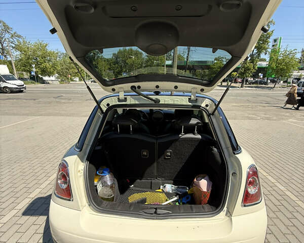 Белый Мини Hatch, объемом двигателя 1.6 л и пробегом 133 тыс. км за 8000 $, фото 29 на Automoto.ua
