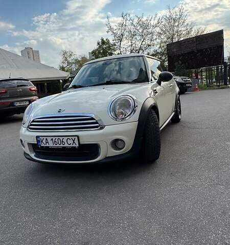 Белый Мини Hatch, объемом двигателя 1.6 л и пробегом 173 тыс. км за 5500 $, фото 5 на Automoto.ua