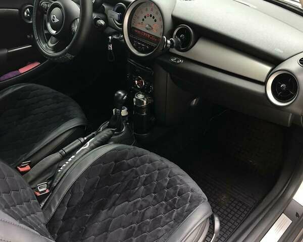 Белый Мини Hatch, объемом двигателя 1.6 л и пробегом 156 тыс. км за 8299 $, фото 1 на Automoto.ua