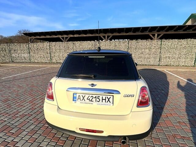 Белый Мини Hatch, объемом двигателя 1.6 л и пробегом 189 тыс. км за 8000 $, фото 4 на Automoto.ua